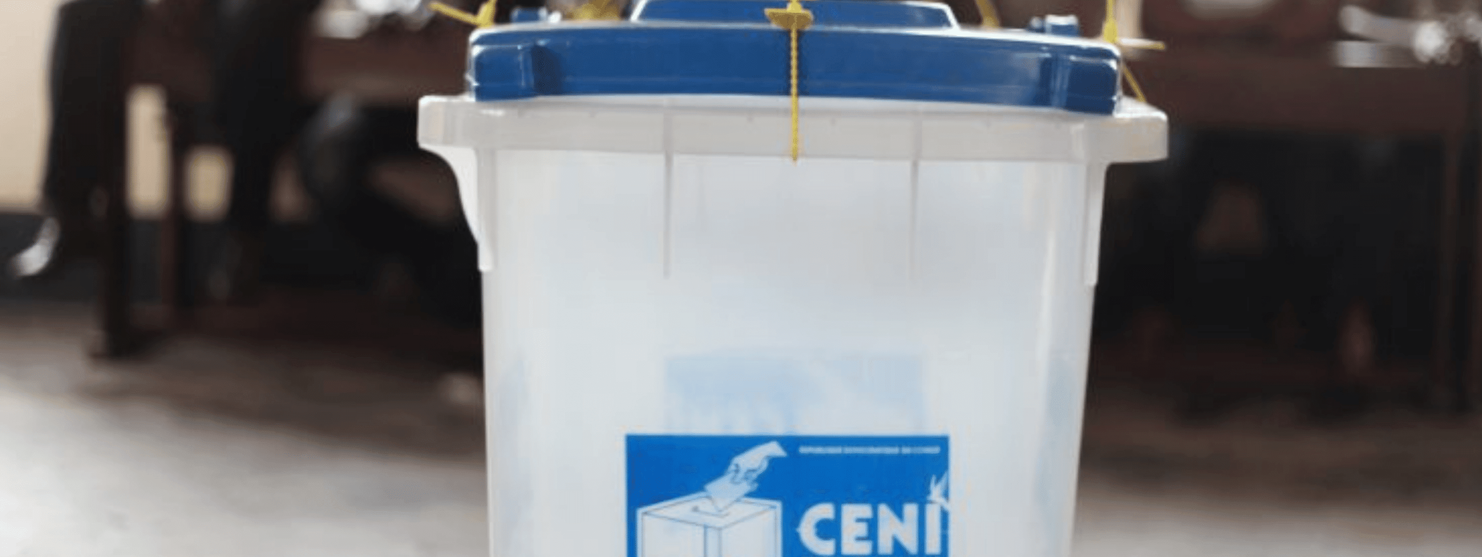 a bucket with a ceni logo on it