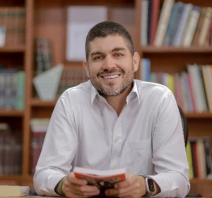 Headshot of Óscar Escobar
